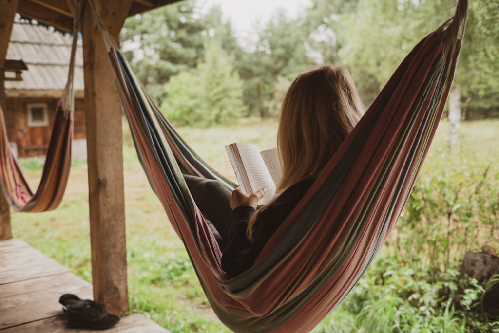 woman-reading-book-on-hammock-dunnqe0fcfy